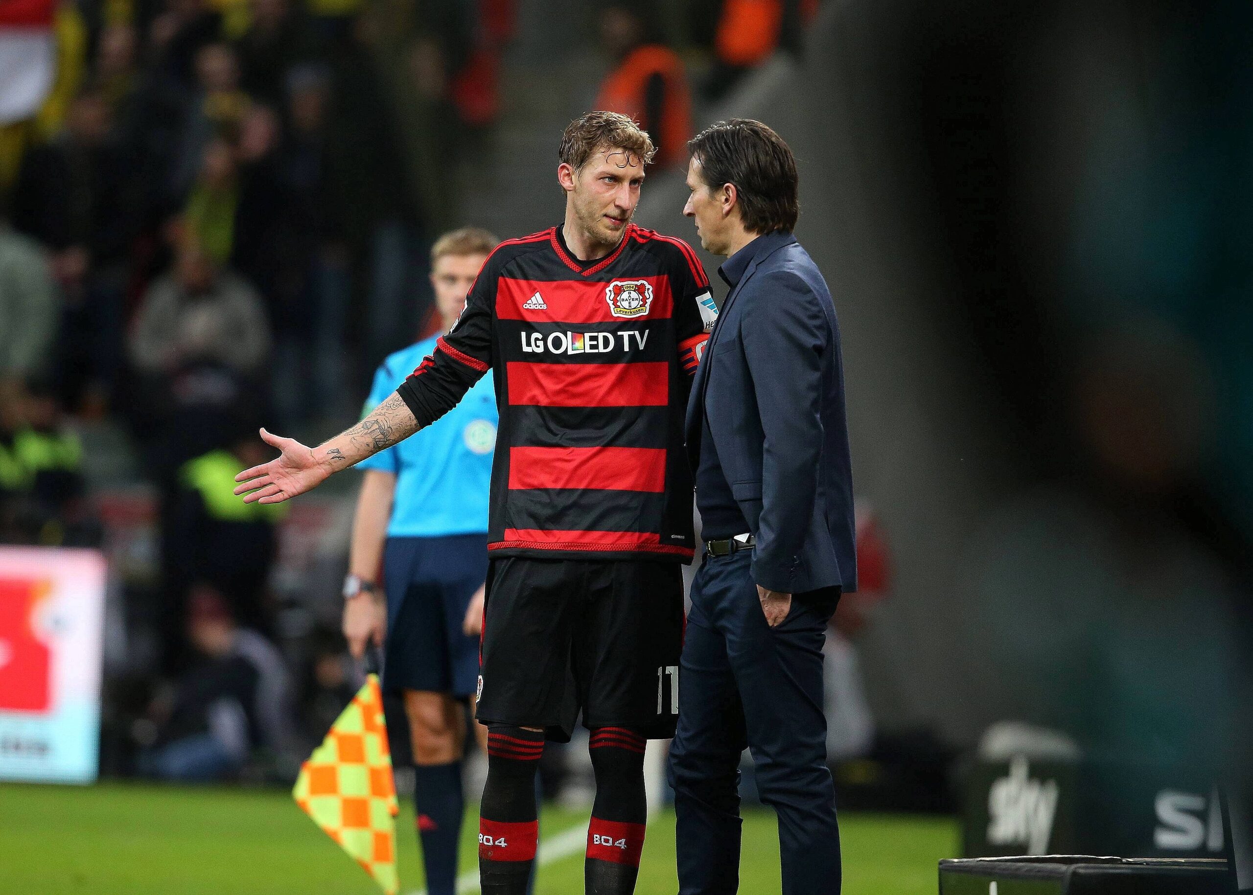 In einem umkämpften Bundesliga-Spitzenspiel bei Bayer Leverkusen fand der BVB das glücklichere Ende: Nach einem Treffer durch Pierre-Emerick Aubameyang siegte Borussia Dortmund mit 1:0. Für Aufregung sorgte Schiedsrichter Felix Zwayer, der das Spiel für zehn Minuten unterbrach. Bayer-Trainer Roger Schmidt war seiner Anweisung, auf die Tribüne zu gehen, nicht gefolgt.