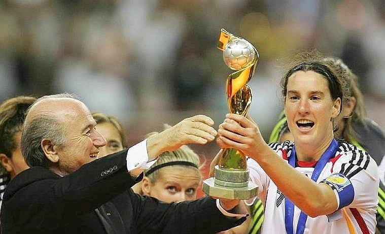 ... am 30. September 2007 den WM-Pokal.