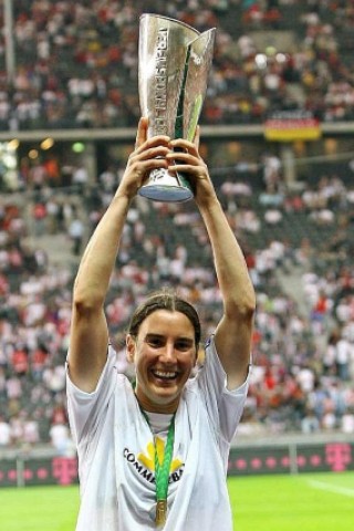 Am 26. Mai 2007 - kurz vor der Weltmeisterschaft - holte sie mit Frankfurt den DFB-Pokal und ...