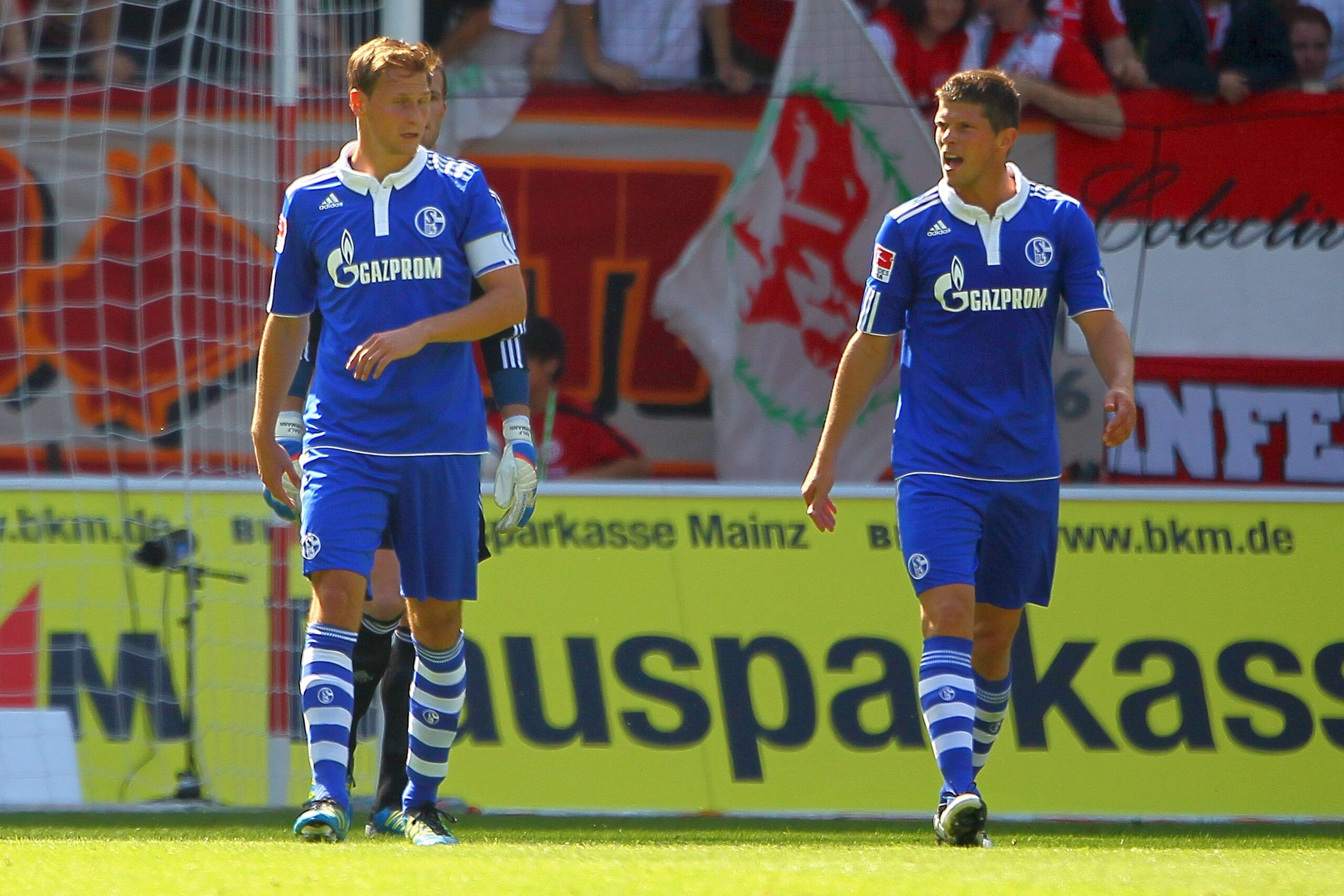 FSV Mainz - Schalke 04, Endstand 2:4. Benedikt Höwedes und Klaas-Jan Huntelaar mit verstimmter Miene nach dem ersten Gegentor.