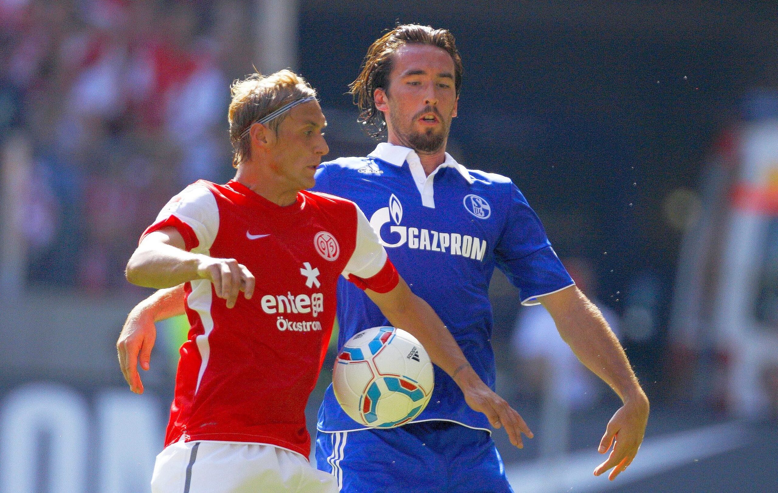 FSV Mainz - Schalke 04, Endstand 2:4. Marcel Risse (l.) gegen Schalkes Christian Fuchs.
