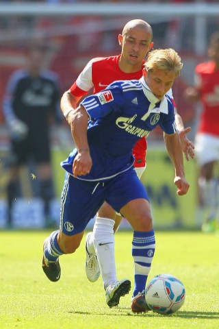 FSV Mainz - Schalke 04, Endstand 2:4. Lewis Holtby wird von Ekin Soto verfolgt.