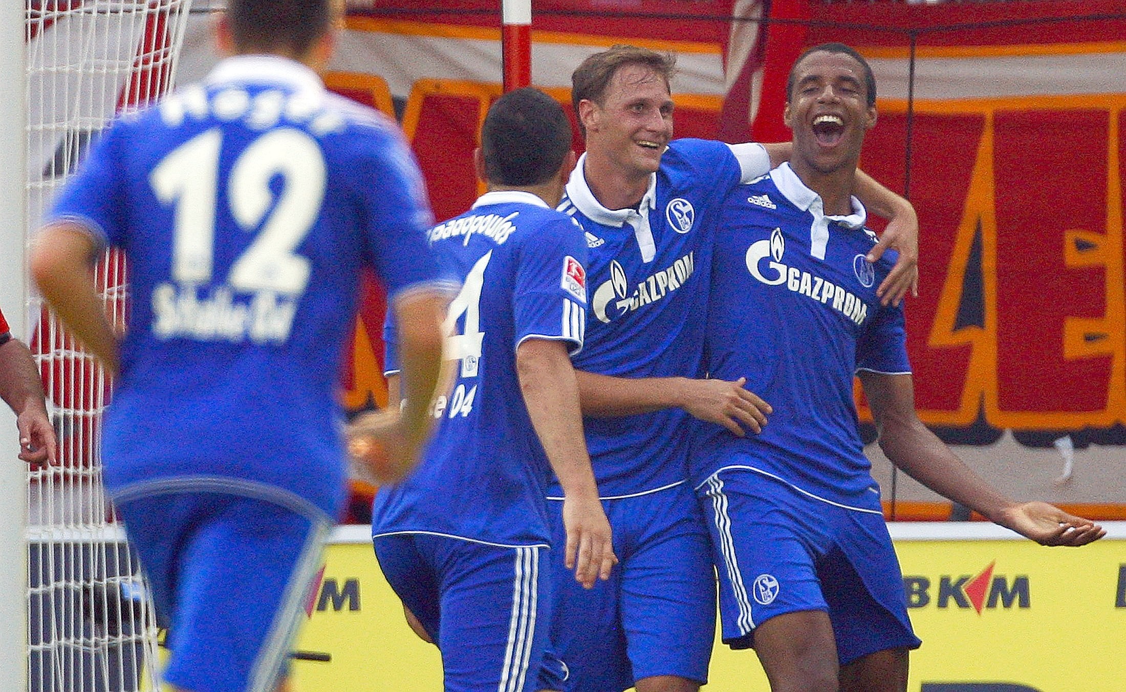 FSV Mainz - Schalke 04, Endstand 2:4. Die Schalker freuen sich mit Torschütze Joel Matip (r.) über dessen Treffer zum 2:3.