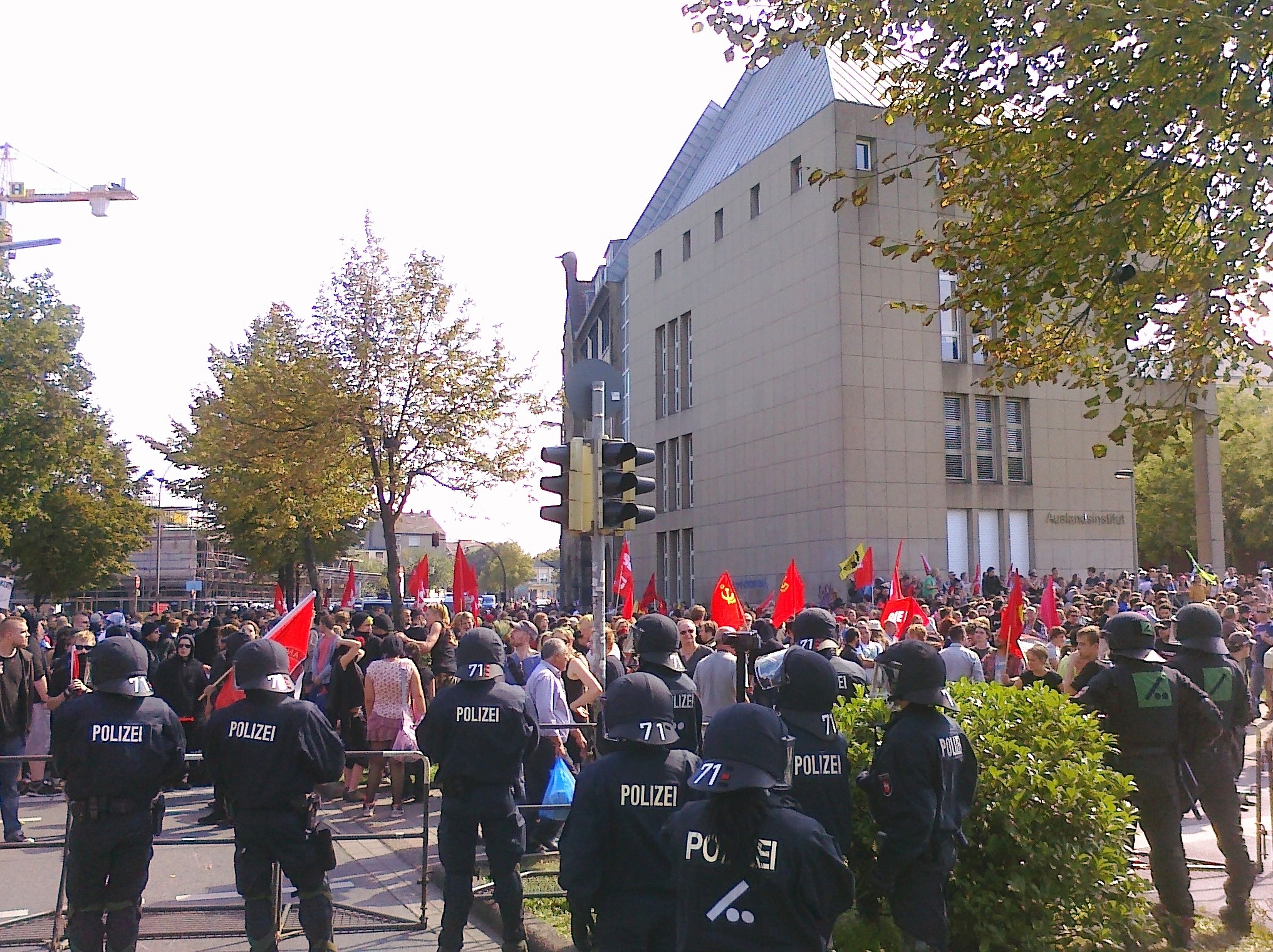 Auf den Straßen waren mehrere tausend Menschen gegen die Rechtsextremen unterwegs. 