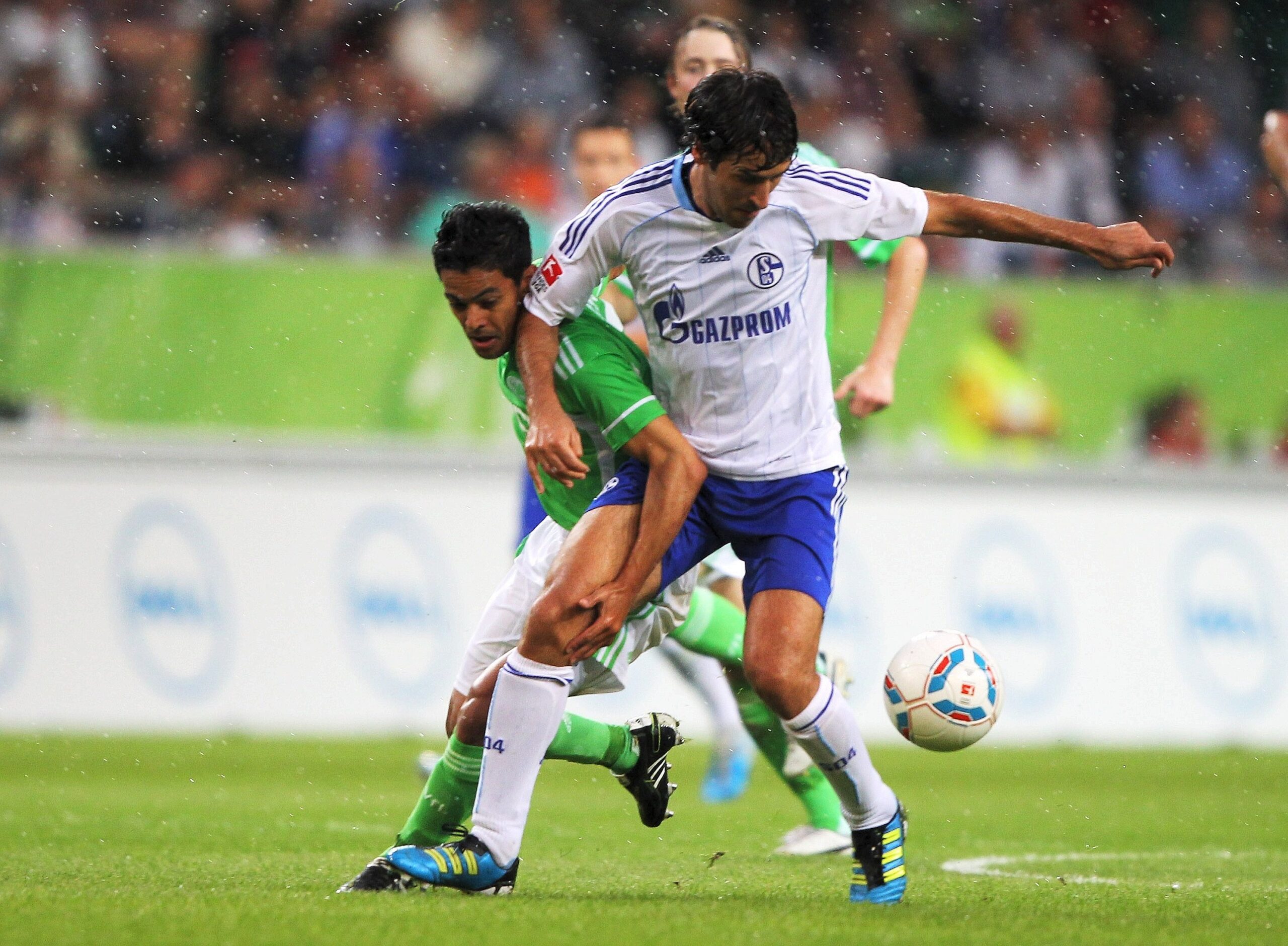 VfL Wolfsburg gegen Schalke 04, Endstand 2:1. Raúl gegen Josué.