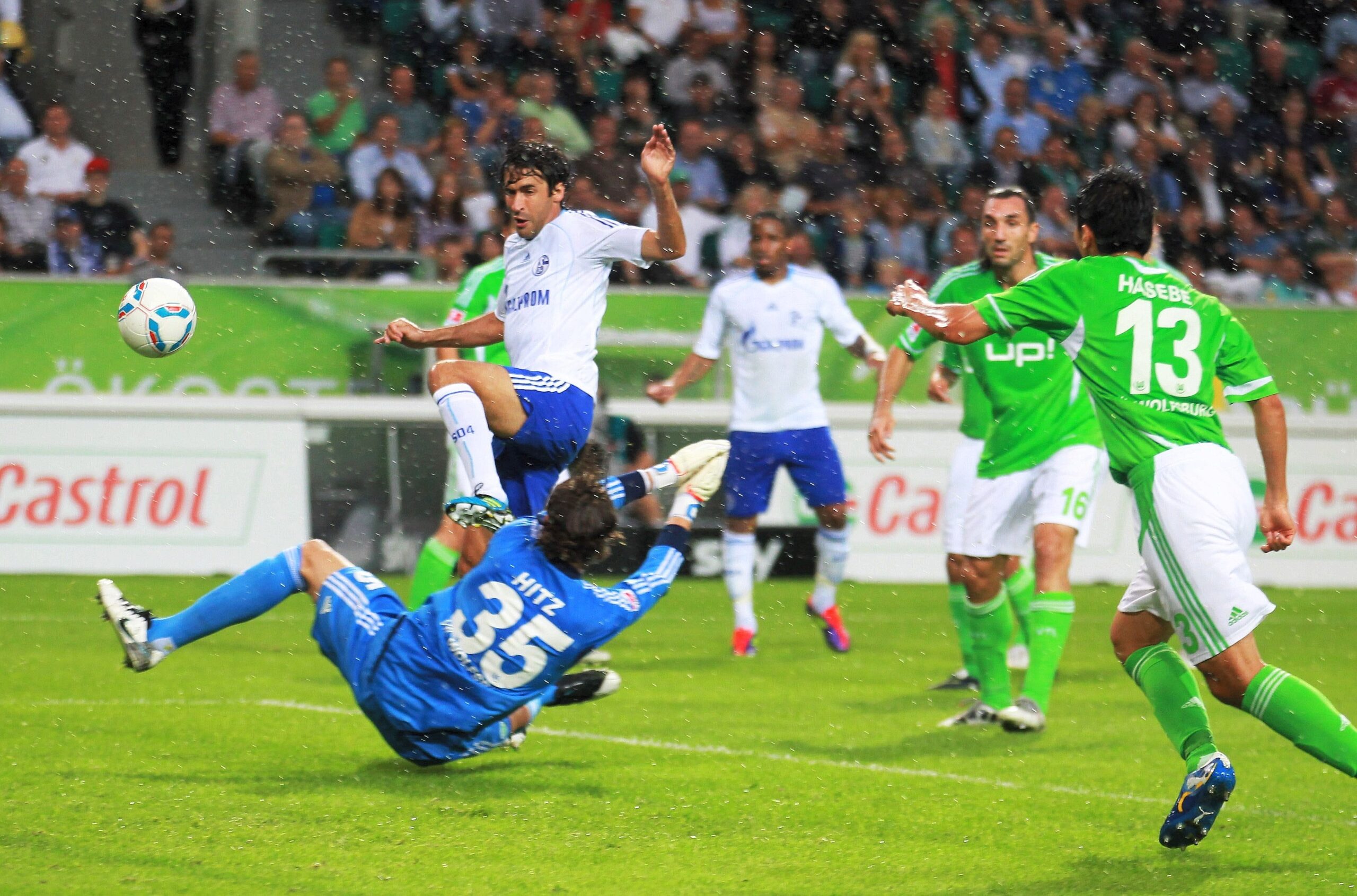 VfL Wolfsburg gegen Schalke 04, Endstand 2:1. Raúl trifft zur 1:0-Führung für Schalke.