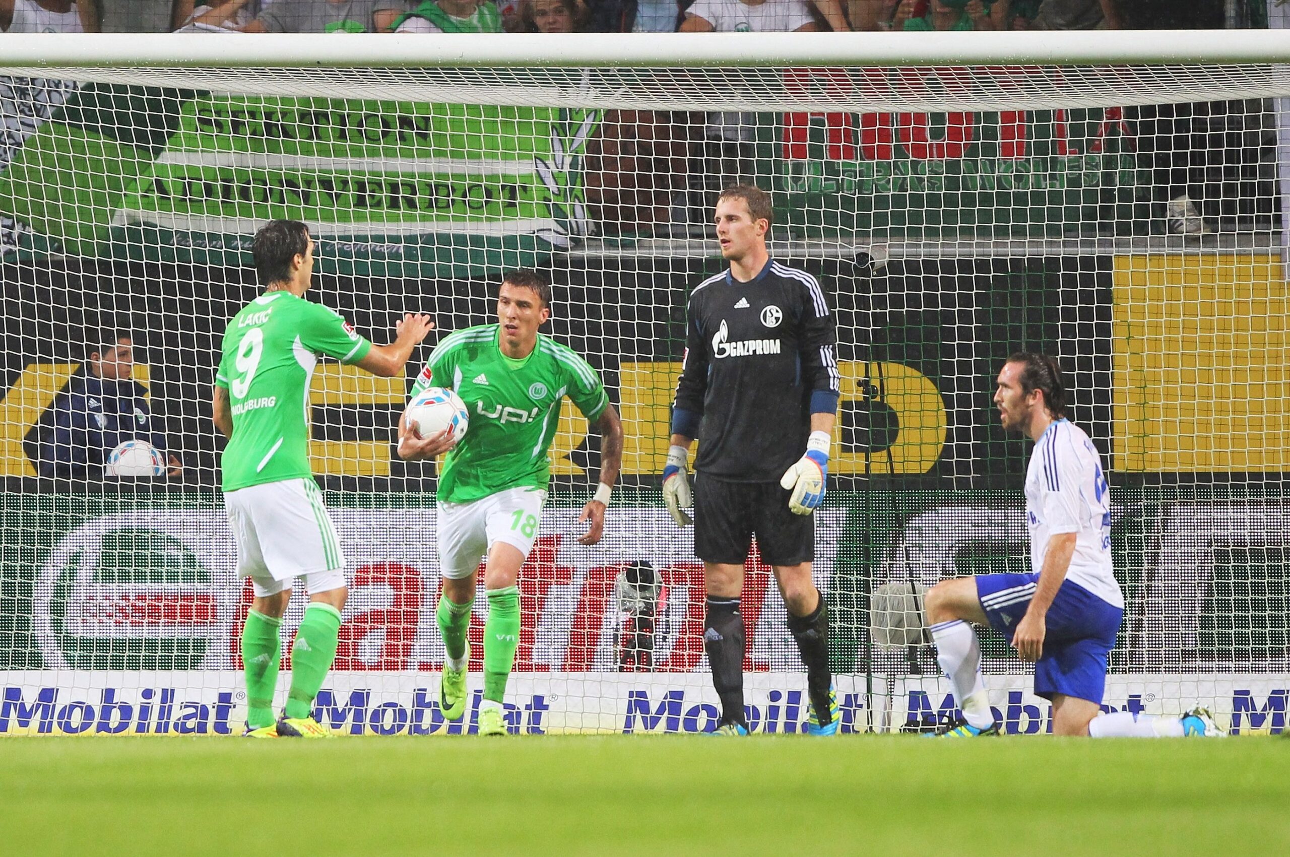VfL Wolfsburg gegen Schalke 04, Endstand 2:1. Die Wolfsburger bejubeln den Ausgleichstreffer von Mario Mandzukic (m.).