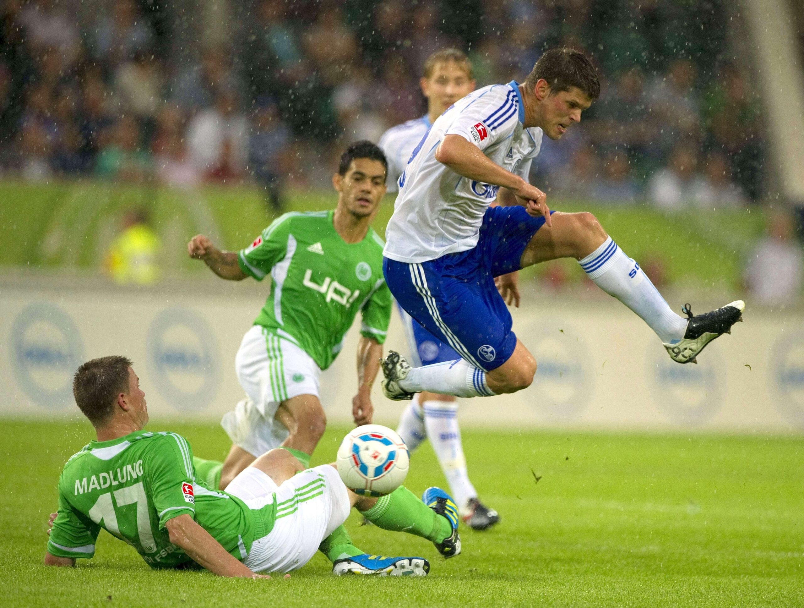 VfL Wolfsburg gegen Schalke 04, Endstand 2:1. Klaas-Jan Huntelaar (r.) gegen Alexander Madlung (am Boden).