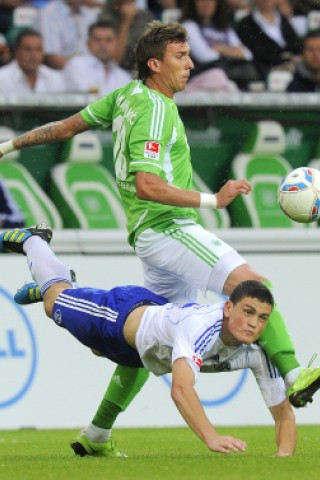 VfL Wolfsburg gegen Schalke 04, Endstand 2:1. Mario Mandzukic gegen Kyriakos Papadopoulos.