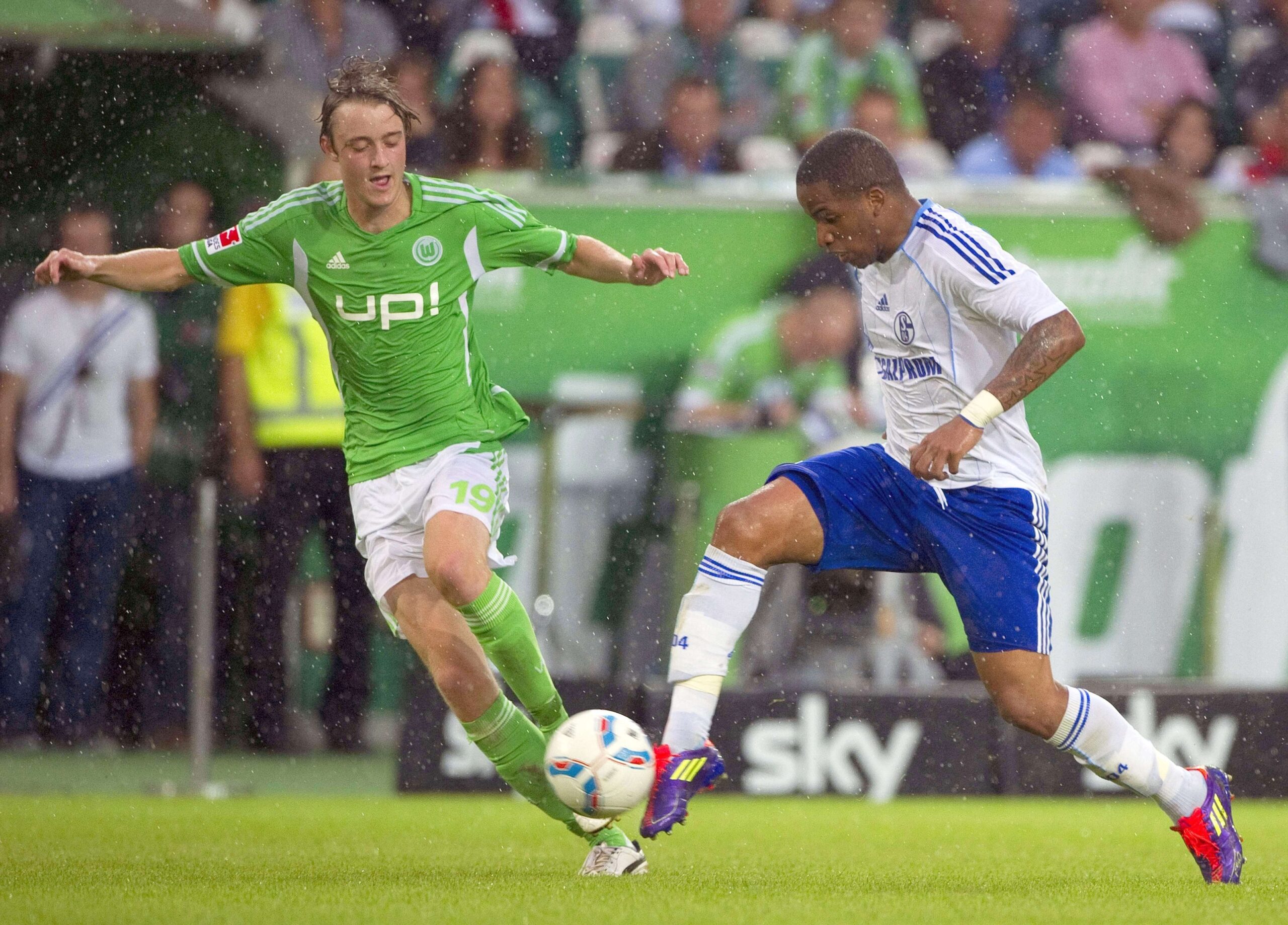 VfL Wolfsburg gegen Schalke 04, Endstand 2:1. Rasmus Jönsson gegen Jefferson Farfan.
