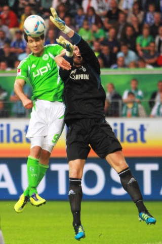 VfL Wolfsburg gegen Schalke 04, Endstand 2:1. Schalke-Torwart Ralf Fährmann wird von Srdjan Lakic bedrängt.