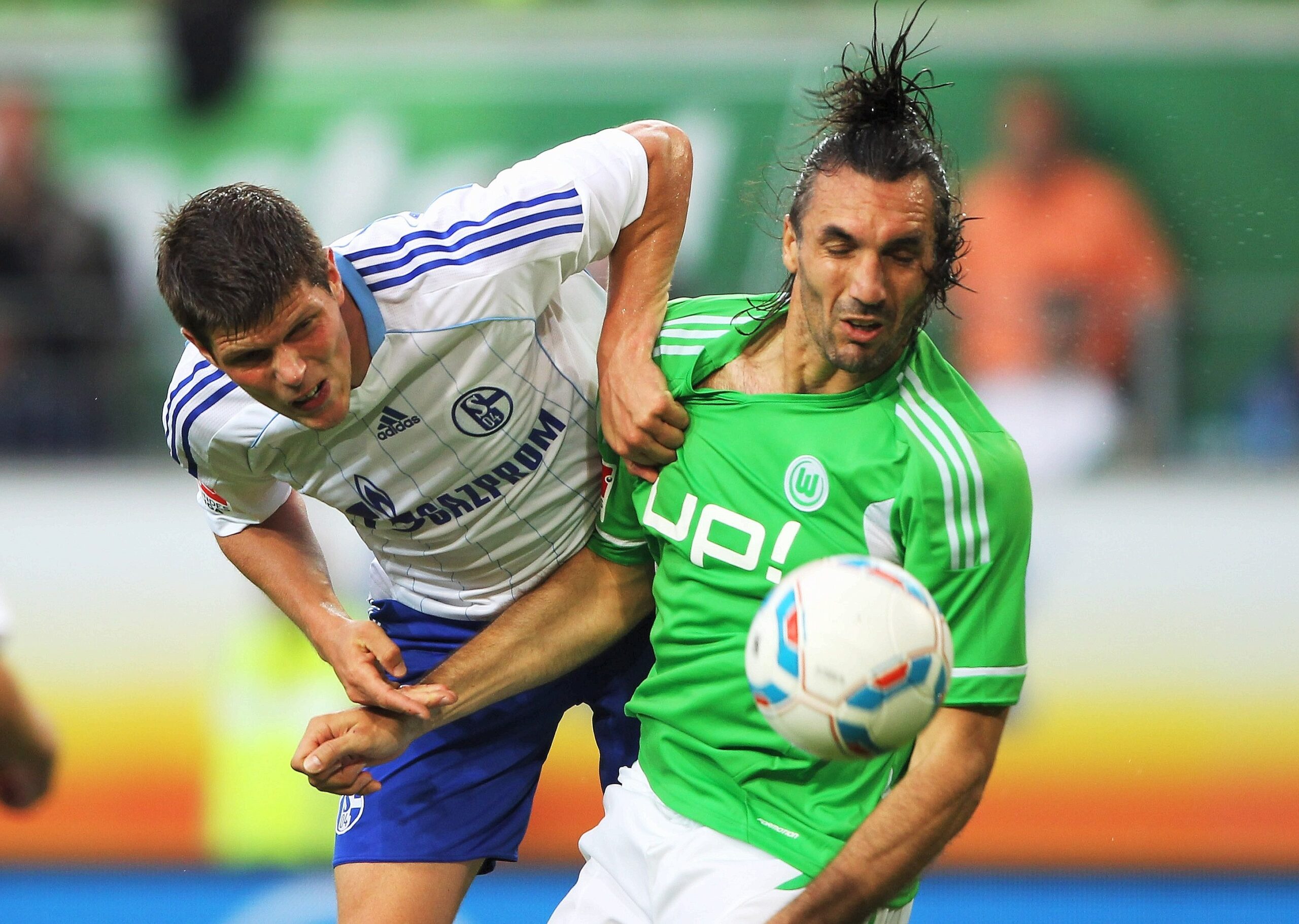 VfL Wolfsburg gegen Schalke 04, Endstand 2:1. Sotirios Kyrgiakos gegen Klaas-Jan Huntelaar.