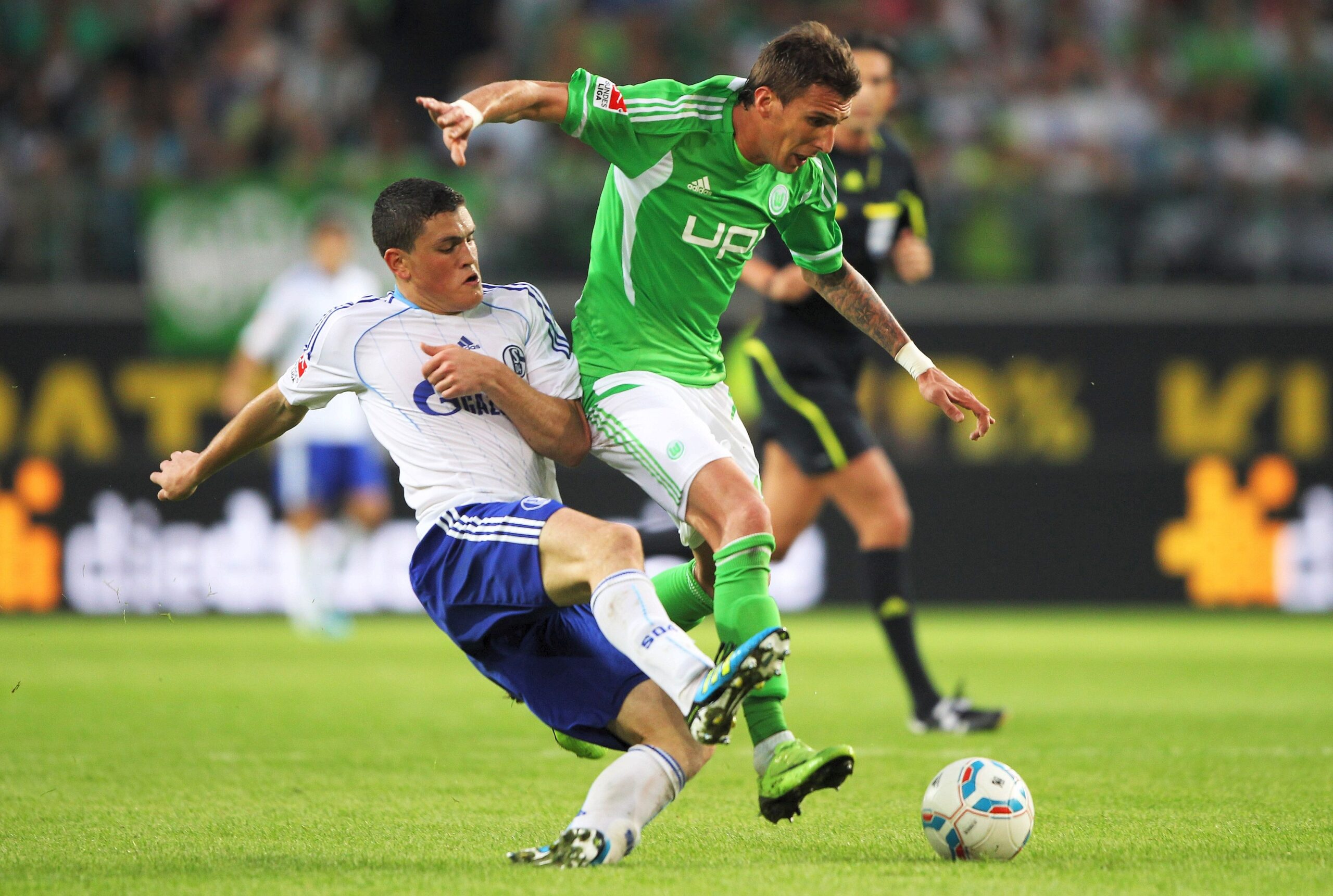 VfL Wolfsburg gegen Schalke 04, Endstand 2:1. Mario Mandzukic setzt sich gegen Kyriakos Papadopoulos durch.