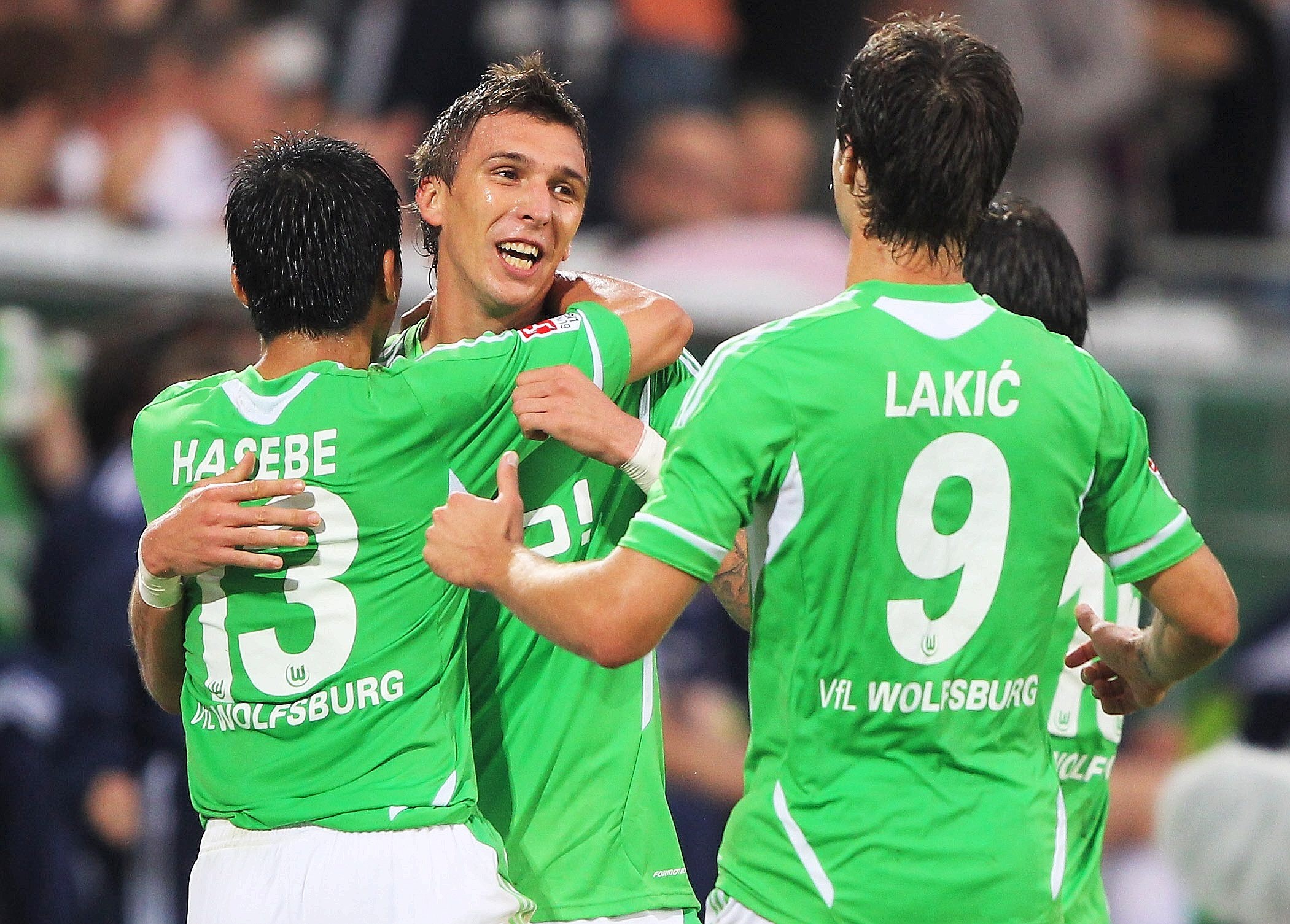 VfL Wolfsburg gegen Schalke 04, Endstand 2:1. Die Wolfsburger freuen sich über das Tor von Mario Mandzukic zum 2:1.