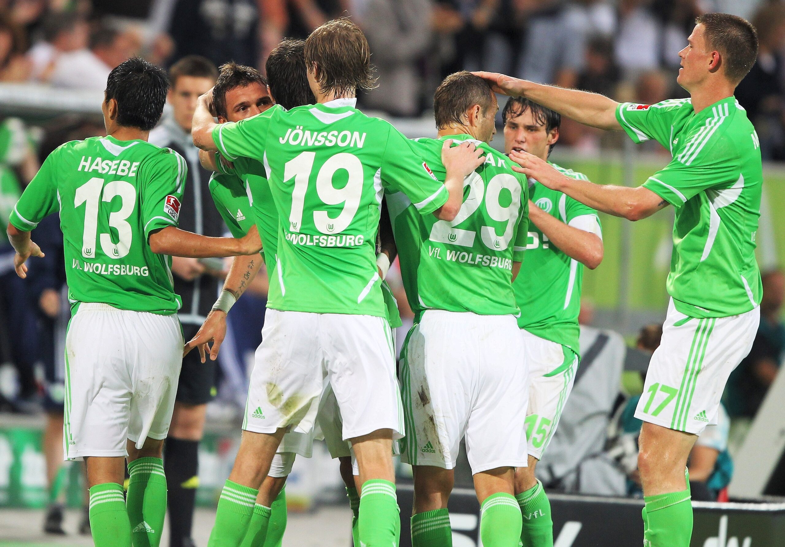 VfL Wolfsburg gegen Schalke 04, Endstand 2:1. Die Wolfsburger freuen sich über das Tor von Mario Mandzukic zum 2:1.