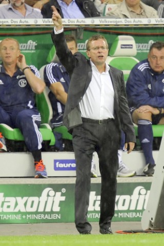 VfL Wolfsburg gegen Schalke 04, Endstand 2:1. Schalke-Trainer Ralf Rangnick gibt Anweisungen.