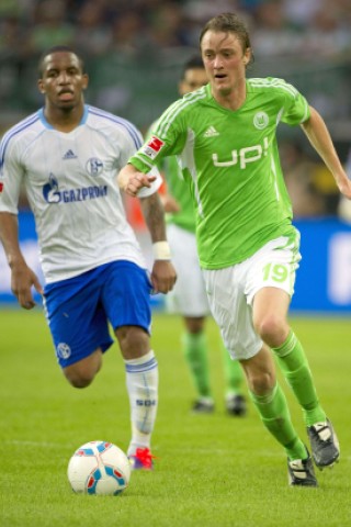 VfL Wolfsburg gegen Schalke 04, Endstand 2:1. Rasmus Jönsson zieht an Jefferson Farfan vorbei.