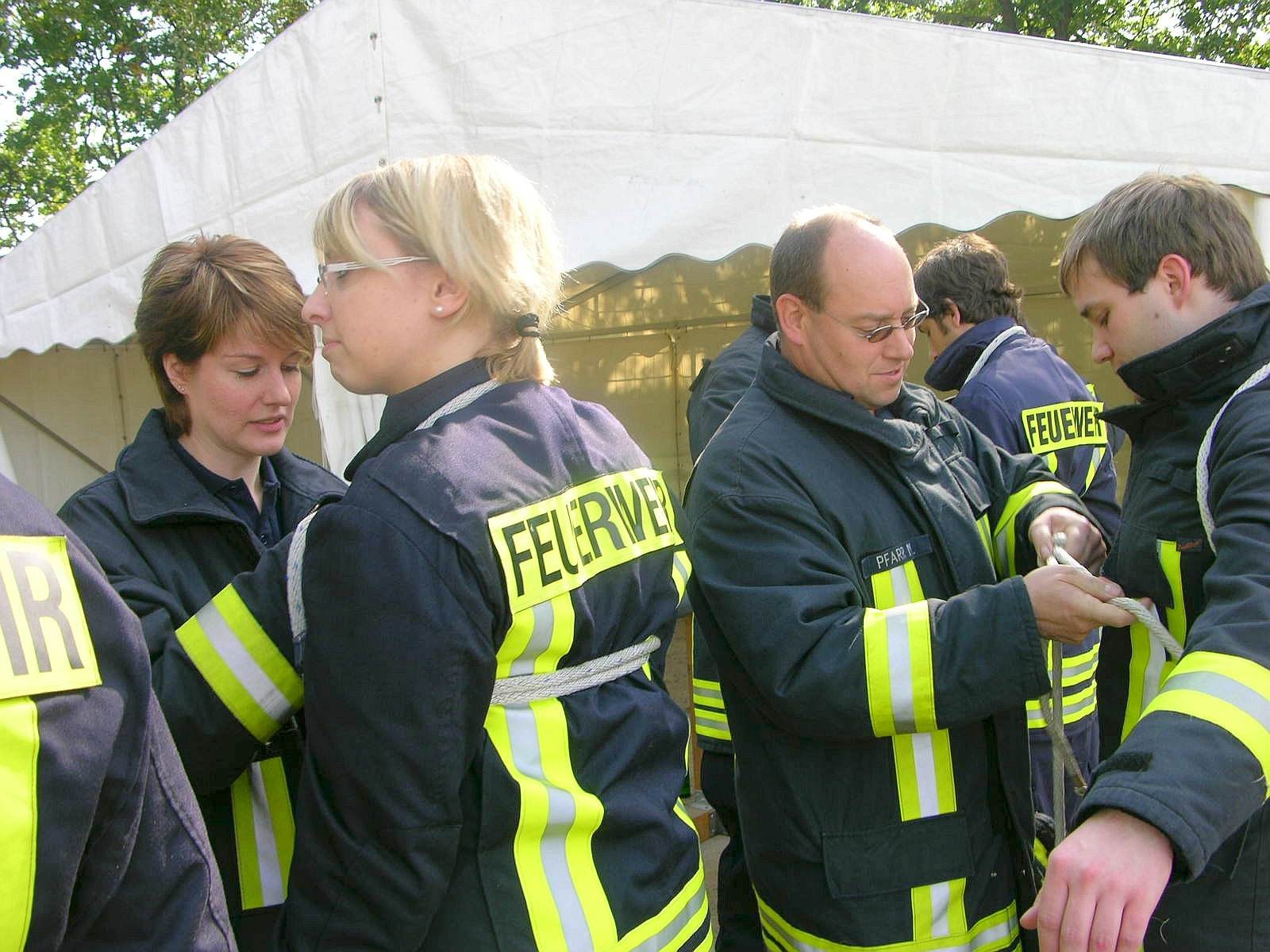 Seit 1991 wird im Hochsauerlandkreis der Leistungsnachweis der Feuerwehren nach den Richtlinien des Feuerwehrverbandes durchgeführt. Die Löschgruppe Berge der Freiwilligen Feuerwehr Meschede war am Samstag Ausrichter dieser fast schon traditionellen mittlerweile 21. Veranstaltung.