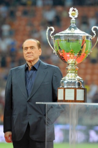 ...italienischen Fußballvereins AC Mailand wurde Berlusconi kritisiert, weil er...