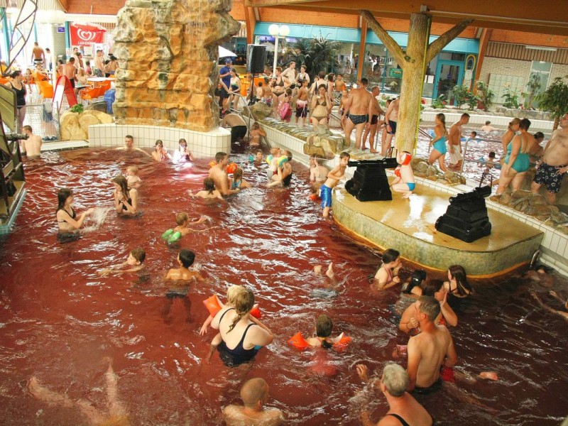 Das Wananas-Bad hatte jährlich etwa 200.000 Besucher. Bekannt war das Bad, das bei Familien auch über die Grenzen Hernes hinaus beliebt war, auch für Aktionen, etwa mit gefärbtem Wasser (Archivbild vom Juli 2010).