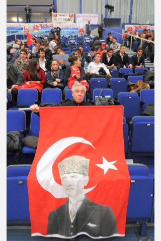 Tausende Mitglieder der vom Verfassungsschutz beobachteten „Föderation der Demokratischen Türkischen Idealistenvereine in Deutschland“, besser bekannt als „Graue Wölfe“, reisten in Essen an. Foto: Remo Bodo Tietz