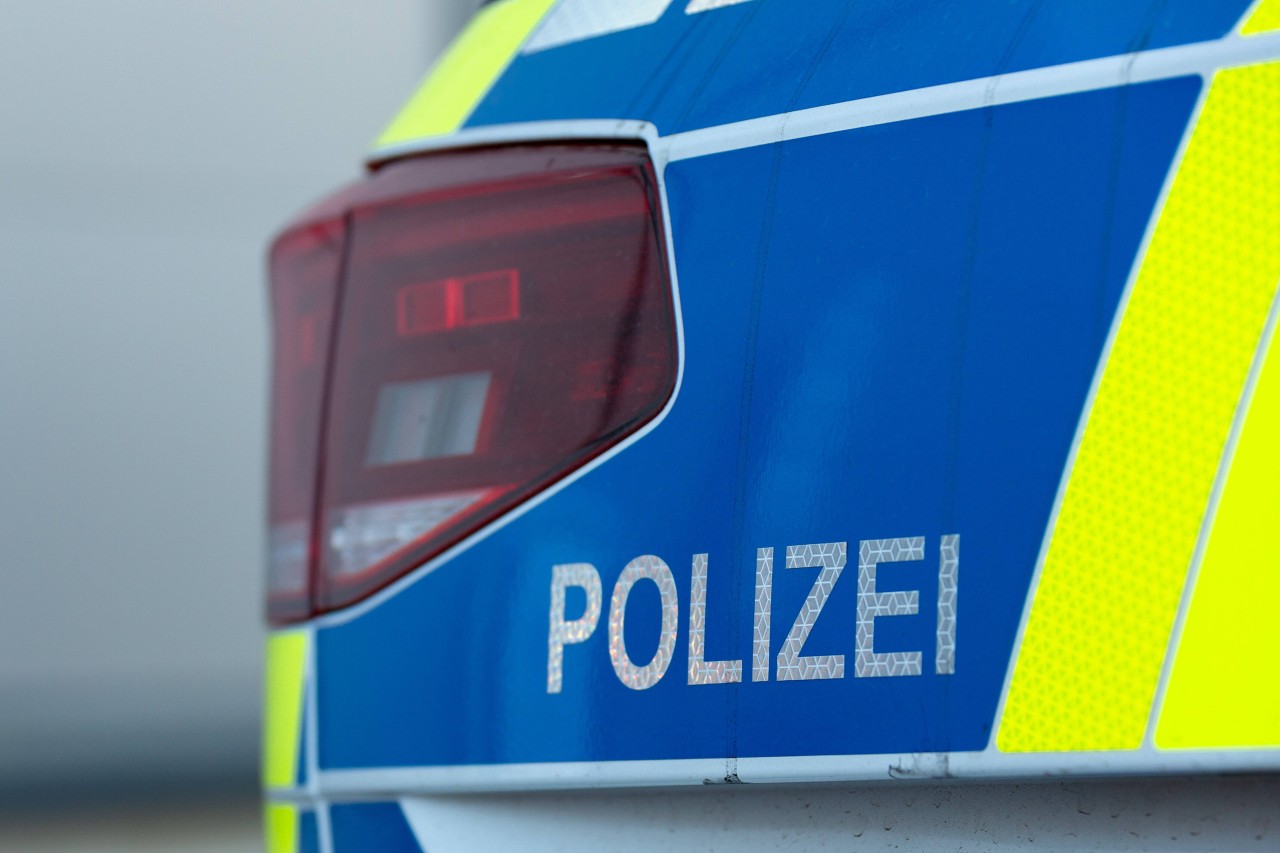 NRW: Gegen 23.34 Uhr alarmierten die beiden Helfer die Polizei. (Symbolbild)