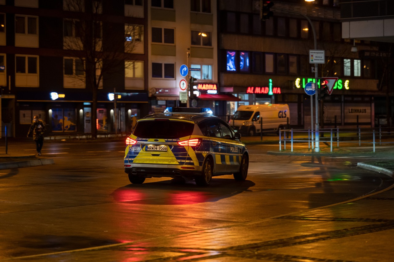 Eine Polizeistreife in der Innenstadt von Hagen. 