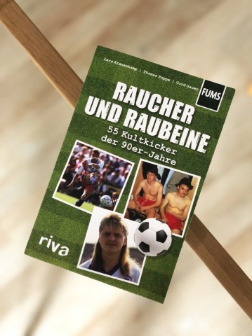 Raucher und Raubeine - so heißt das neue Buch von FUMS über Kult-Kicker der 90er-Jahre.