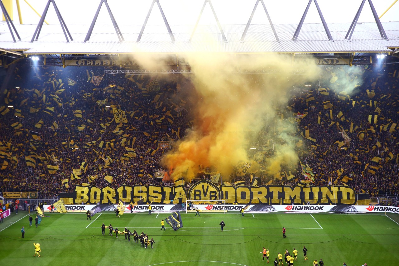 Vor dem Derby in Dortmund im November zündeten BVB-Fans einige Rauchtöpfe auf der Süd. Ähnlich heiß ging es anschließend auf dem Rasen zur Sache.