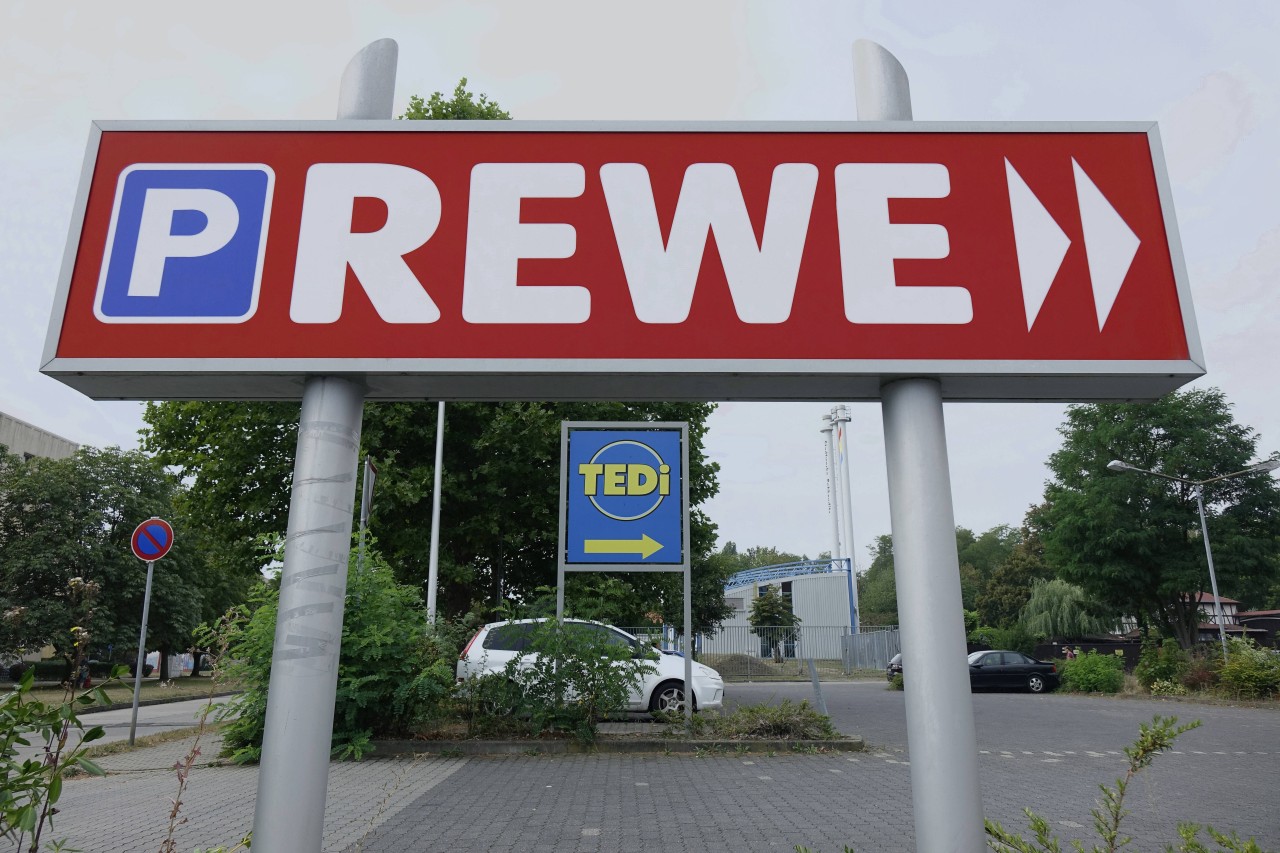 Rewe in NRW: Auf einem Parkplatz wurde eine Seniorin von einem mutmaßlichen Betrüger hinters Licht geführt. (Symbolbild)