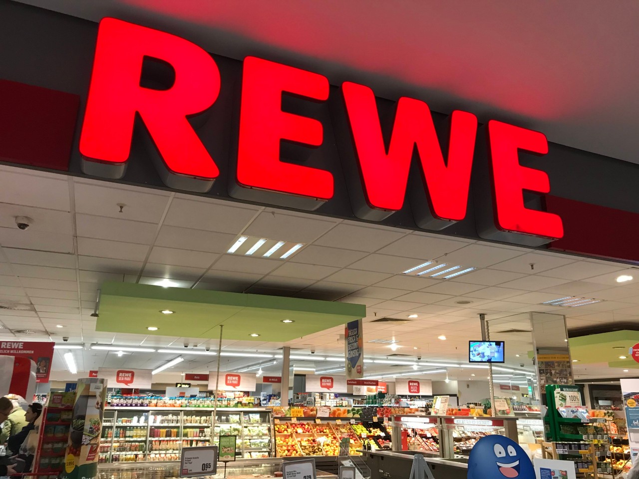 Rewe in NRW: Der Supermarkt macht auf ein ernsthaftes Problem aufmerksam. (Symbolbild)
