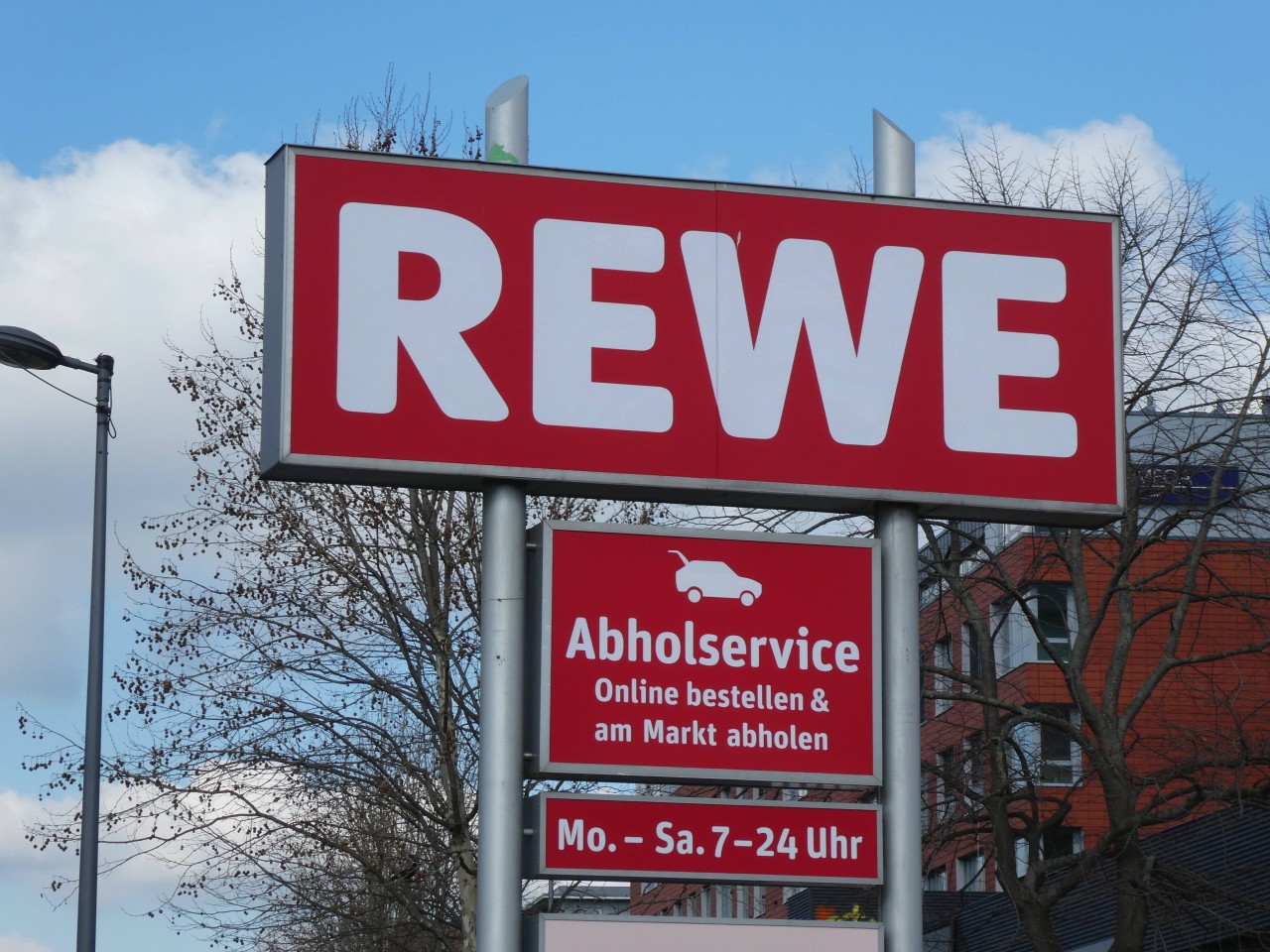 In einer Filiale von Rewe in NRW fiel ein Kunde zuletzt wegen einer Corona-Regel vom Glauben ab.