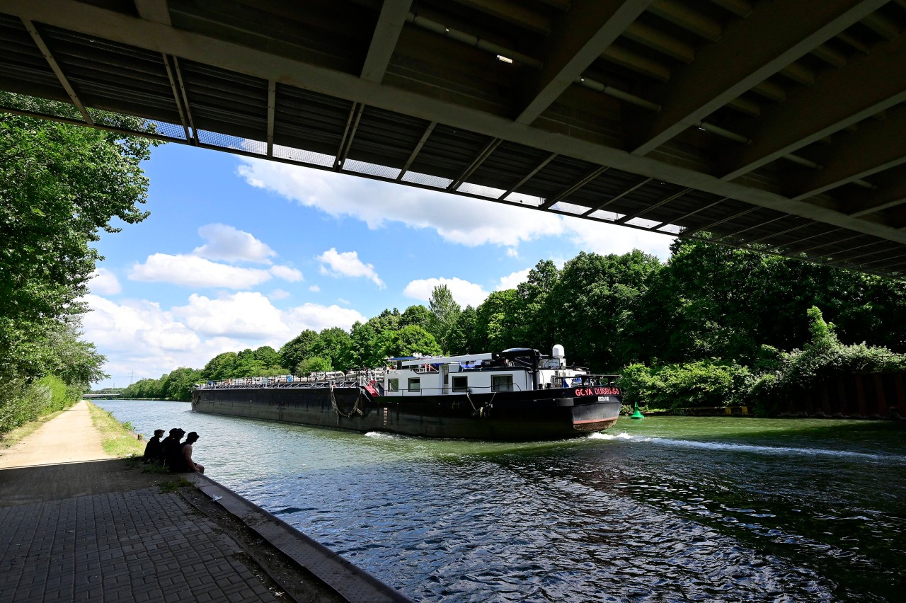 Ein Mann soll im Rhein-Herne-Kanal ertrunken sein – doch bis jetzt gibt es keine Spur von einem Opfer. (Symbolbild)