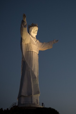 Die Christus-König-Statue in Swiebodzin ragt in den Abendhimmel.