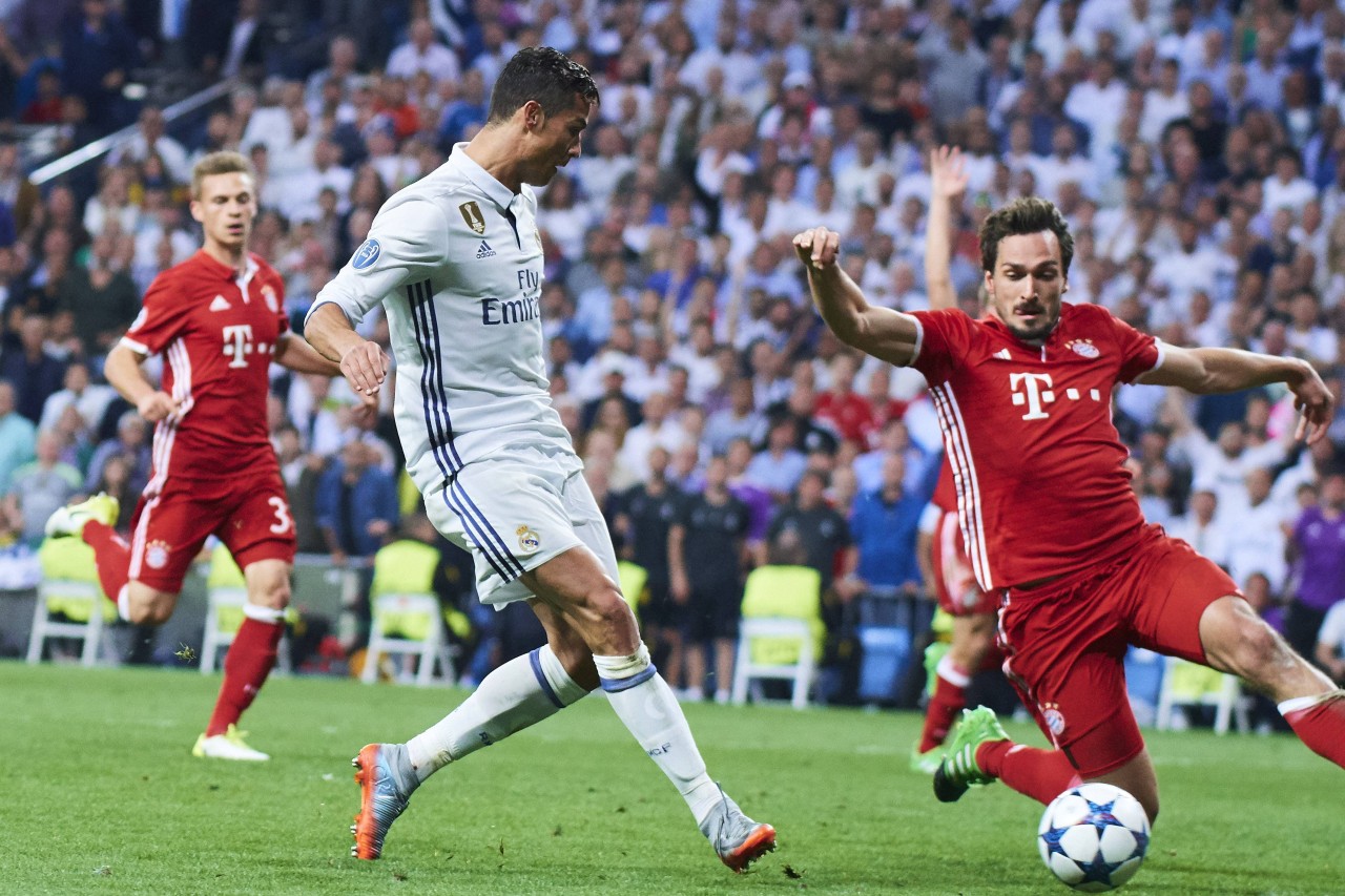 In der Bundesliga jubeln am Ende der Saison wohl mal wieder die Bayern, und in der Champions League führt meist kein Weg vorbei an Barca oder Real.