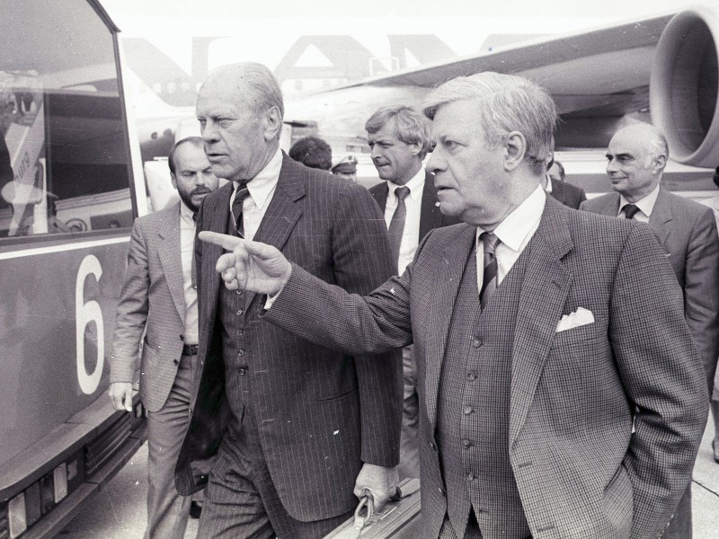 Mit den Großen der politischen Welt auf Du und Du. Hier empfängt Helmut Schmidt 1985 als ehemaliger Kanzler den früheren US-Präsidenten Gerald Ford in Hamburg. 