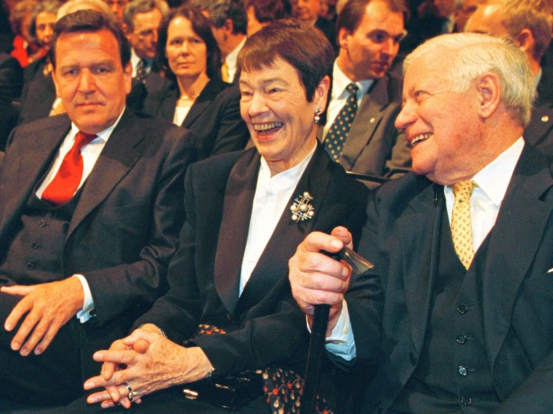 Über Jahrzente ein glückliches Paar: Helmut Schmidt (r) und seine Frau Loki, hier bei einem Empfang im Jahr 2001 mit dem damaligen Bundeskanzler Gerhard Schröder (SPD). 