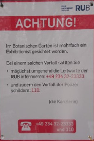 Schilder der RUB warnen vor einem Exhibitionisten.