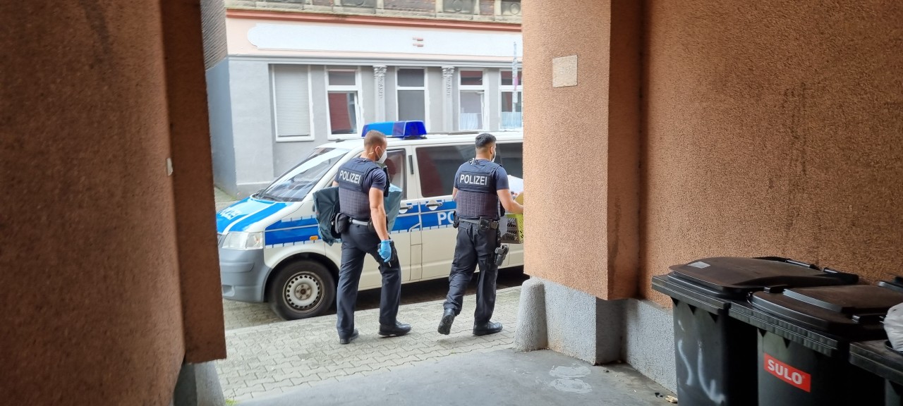 Ruhrgebiet: Polizisten stellen Beweismittel sicher.