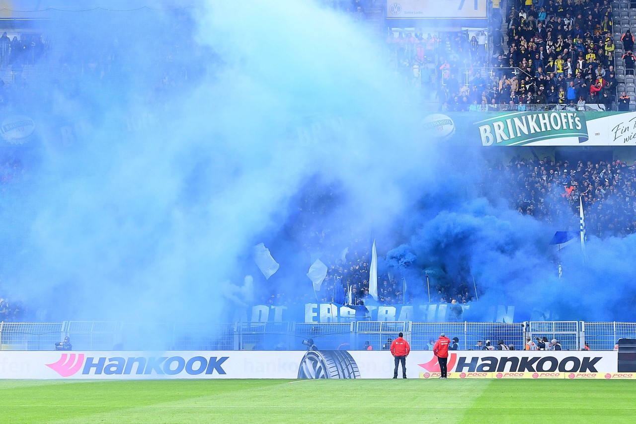 Schalke-Fans zündeten vor dem Derby Pyrotechnik.