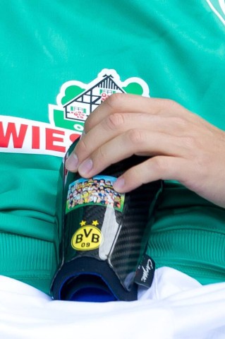 Nuri Sahin sitzt mit BVB-Schienbeinschoner auf der Bank von Werder Bremen