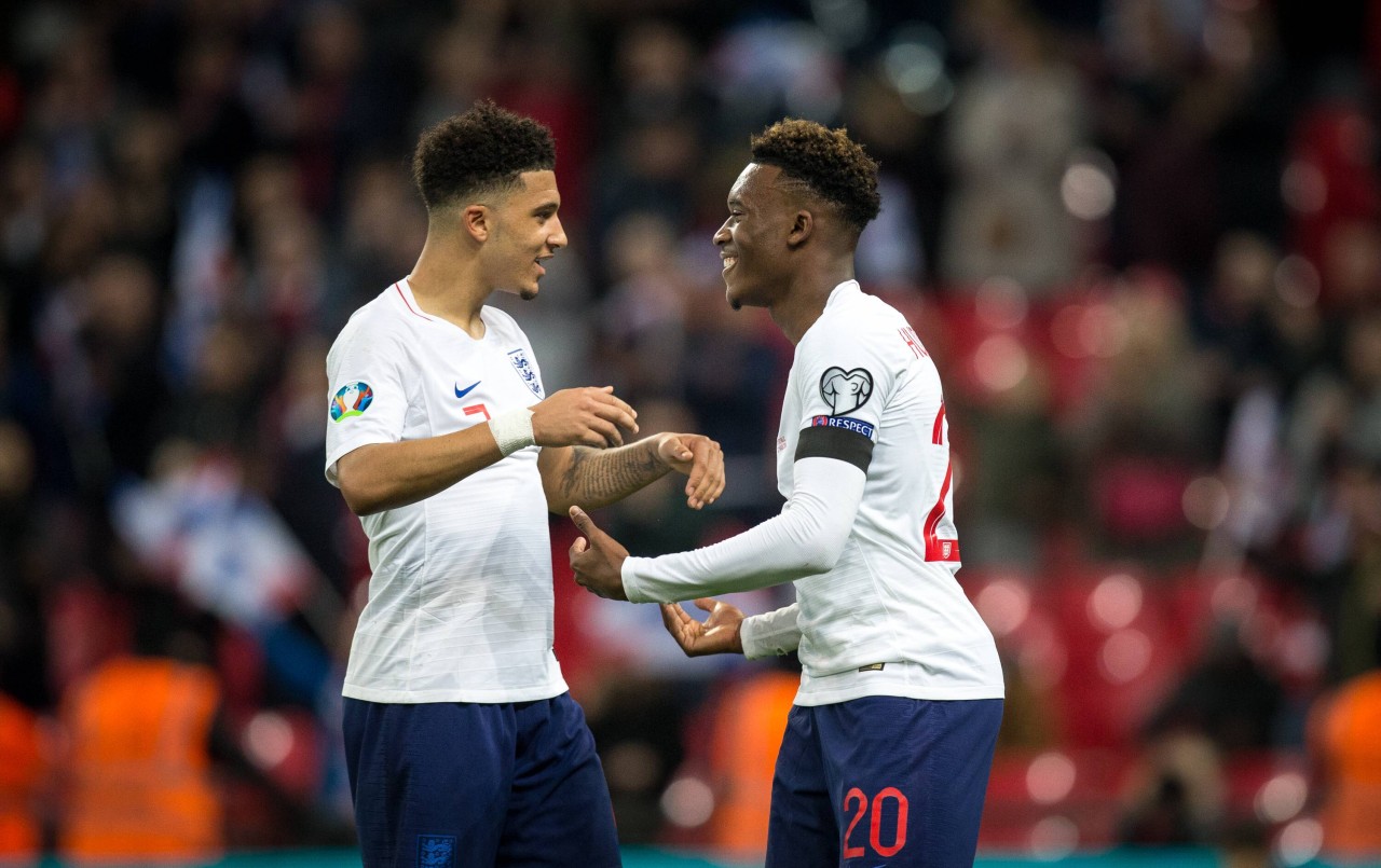 Jadon Sancho und Callum Hudson-Odoi im Trikot der englischen Nationalmannschaft. Folgt der Chelsea-Spieler bei einem Abgang Sanchos?