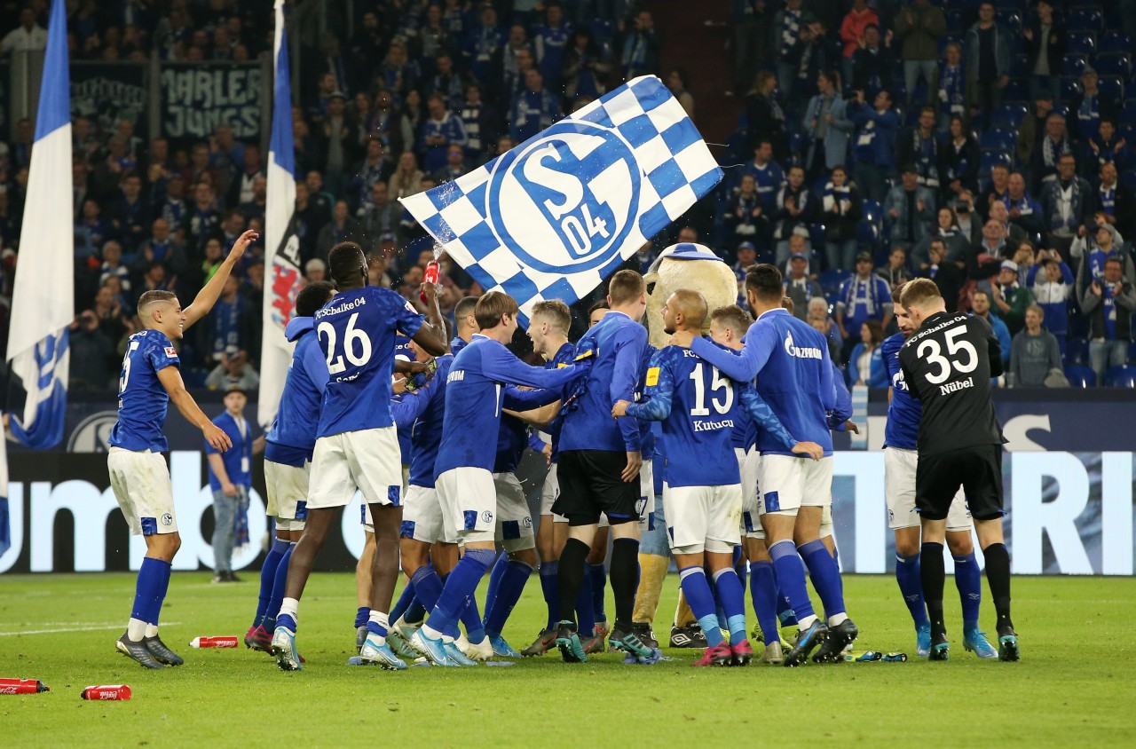 Nach dem 2:1 gegen Mainz feierten die Schalker Spieler ausgiebig mit den Fans.