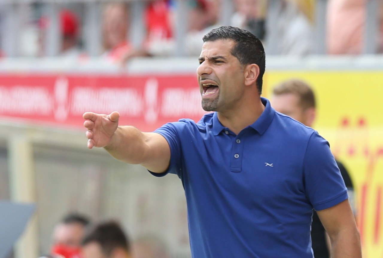 Schalke-Trainer Dimitrios Grammozis hat nach der Pleite in Regensburg kein Blatt vor den Mund genommen.