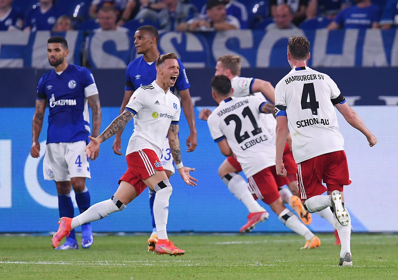 Zuhause gabs gegen den HSV zum Auftakt ein 1:3 – jetzt muss Schalke im Volkspark ran.