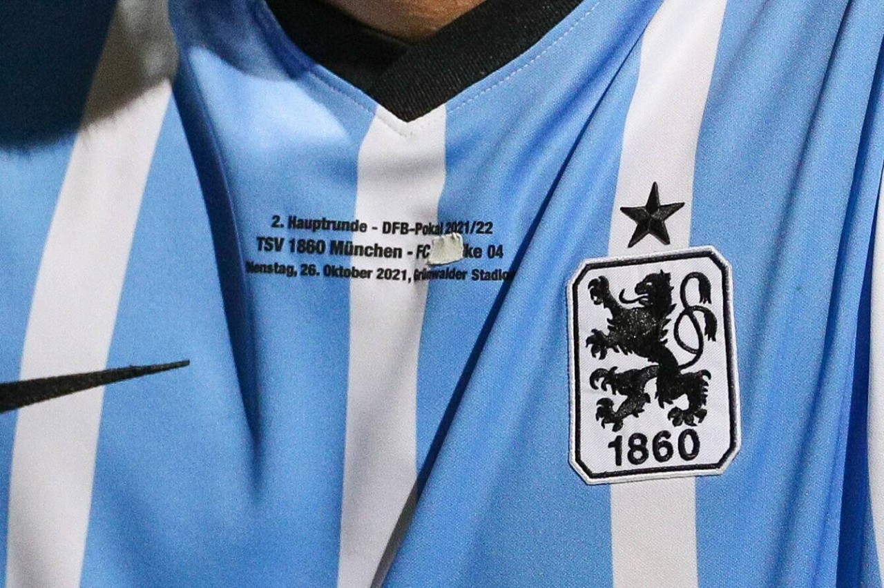 Sascha Mölders überklebte das „FC Schalke 04“ auf seinem Trikot.