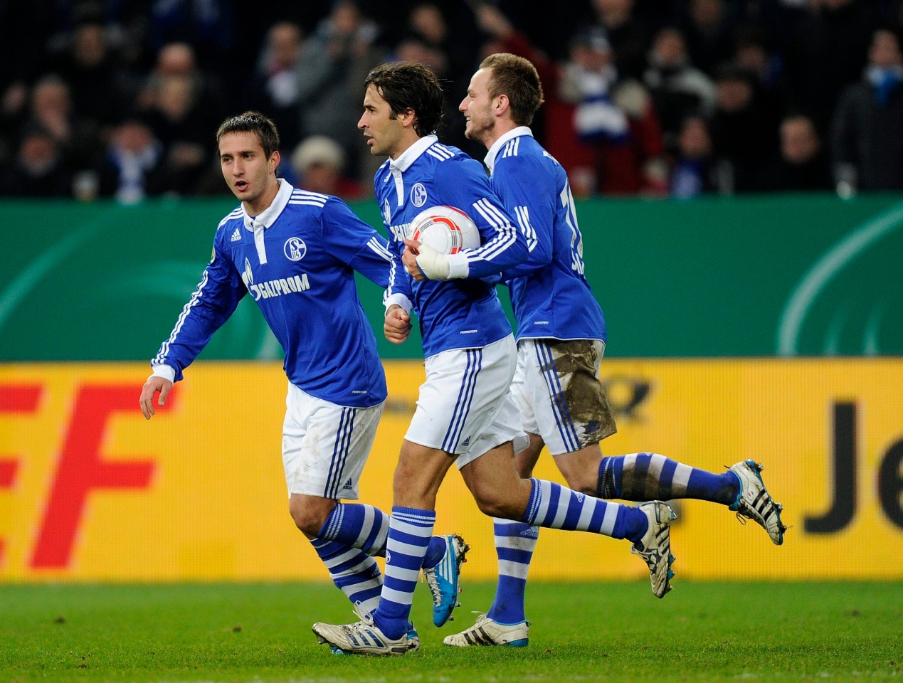 Er war ein Star beim FC Schalke 04, jetzt deutet Ivan Rakitic (r.) eine mögliche Rückkehr an.