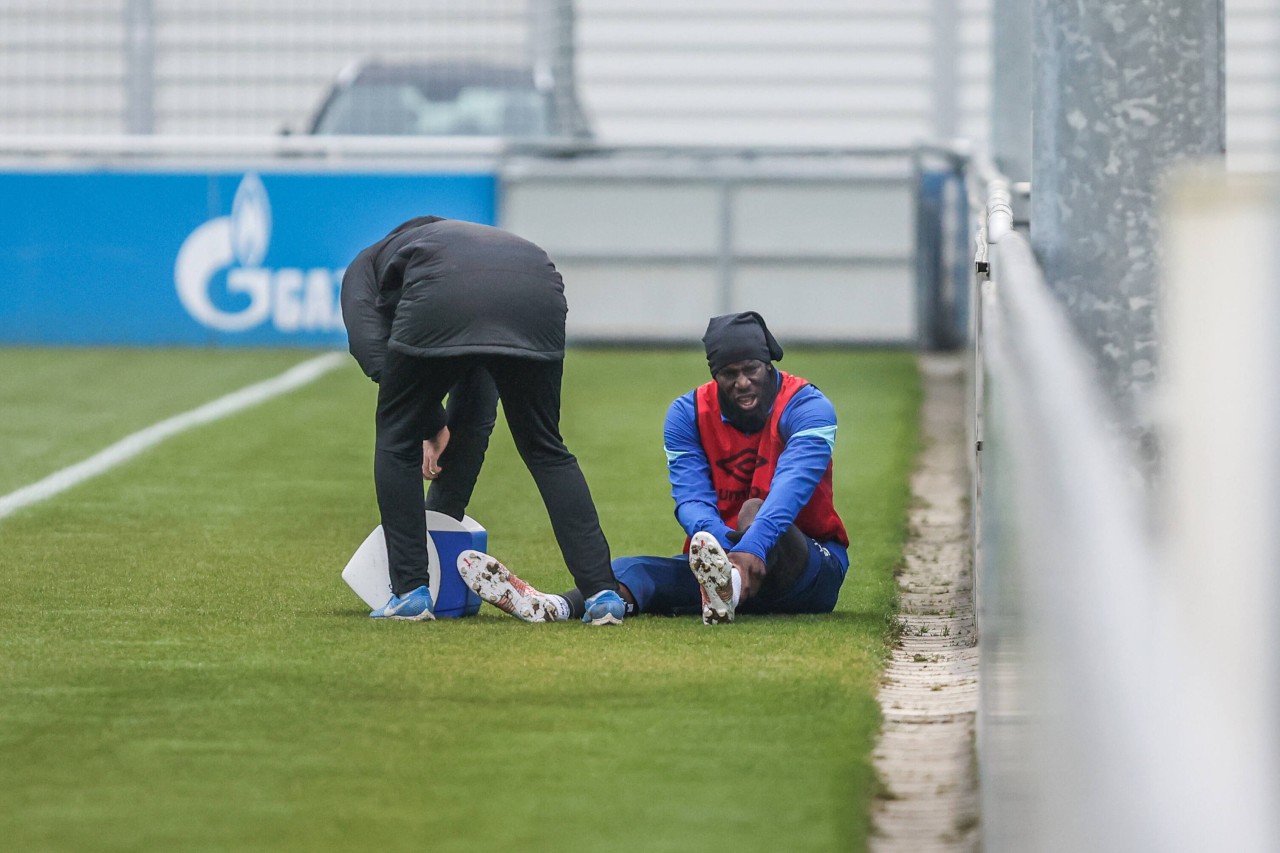 Beim FC Schalke 04 hat sich pechvogel Salif Sané wieder verletzt.