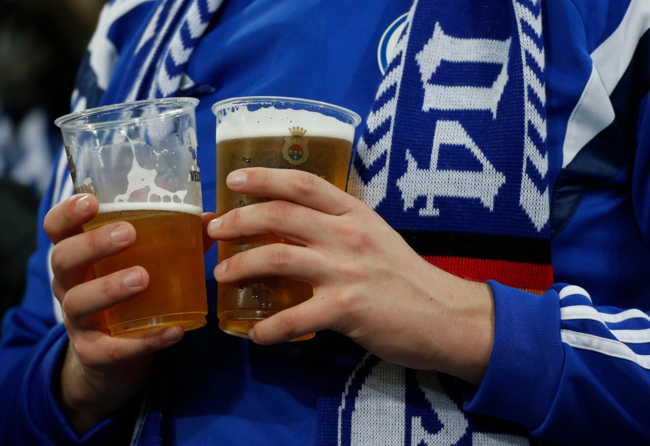 Пиво на стадионах. Пиво на стадионе. Пиво Фанатское. Пиво на стадионах в России. Фанаты с пивом.