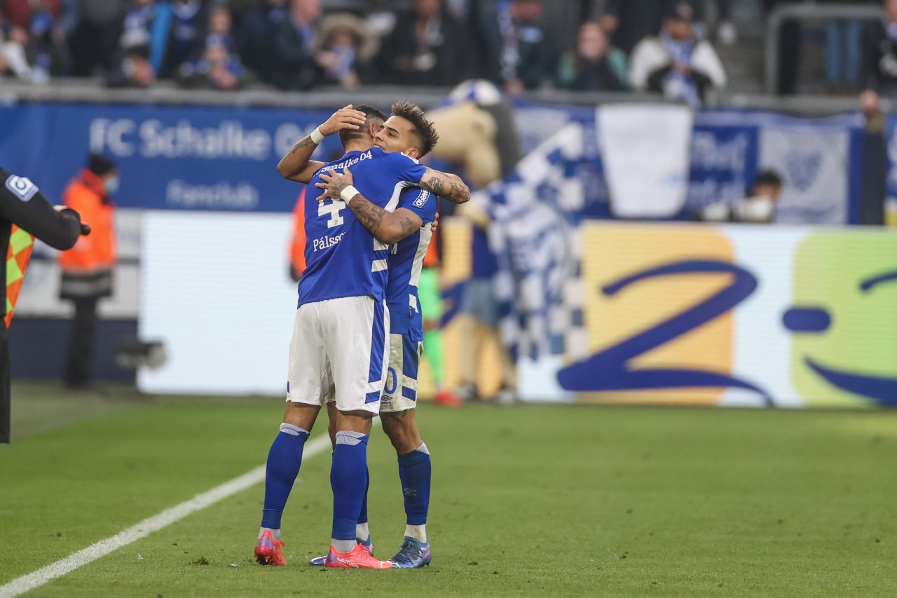 Beim FC Schalke 04 hat Rodrigo Zalazar (r.) eine  rührende Geste an Teamkollege Palsson gesendet.
